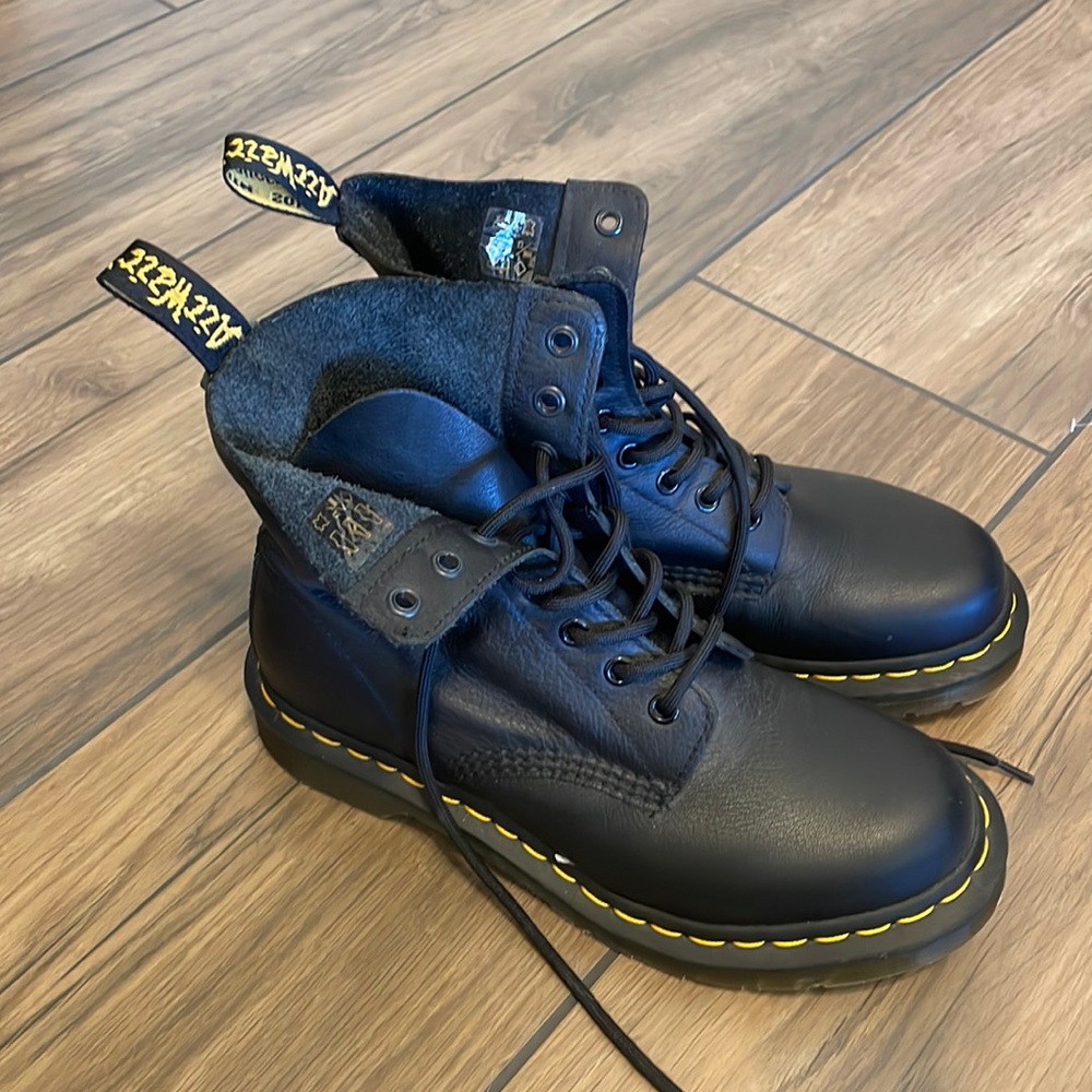 Doc Martens classic black leather THE ORIGINAL US 7 UK 5 EU 38 Never worn